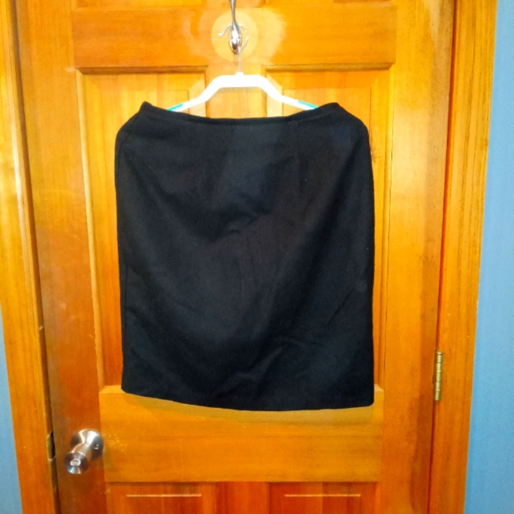 Norton McNaughton black 100% wool skirt size 10 woolmark